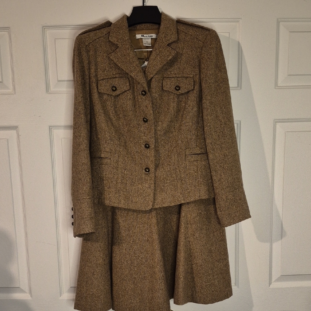 D23- Peter Nygard 2pc. Tan Tweed Skirt Suit - Sz 12 Petite